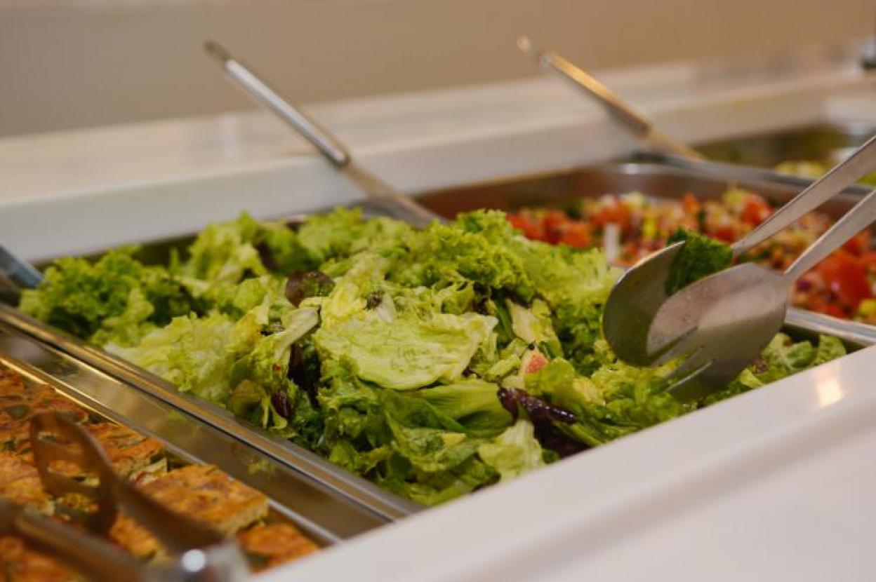  Výběr z mnoha druhů salátů, které si můžete namixovat podle svých představ a chutí!